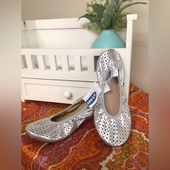 NWT Old Navy Girls Ballet Style Slip On Shoes Metallic Silver Size 12 M - Picture 9 of 10